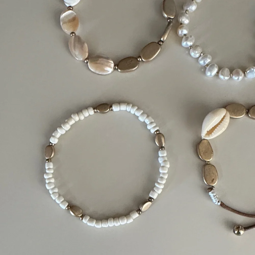 Women’s Gold and White Shell Bracelet Set OS EUC